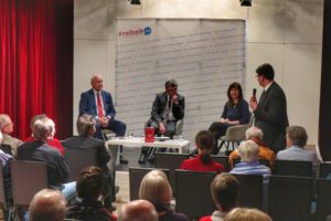 Diskussionsrunde am 19.02.2019 im Theater im Zimmer in Hamburg:  Katja Wolter mit Bundestagsabgeordneten Dr. Wieland Schinnenburg (1. v.l.)  und Journalist Claus Müller von der Grün (2. v.l.)     