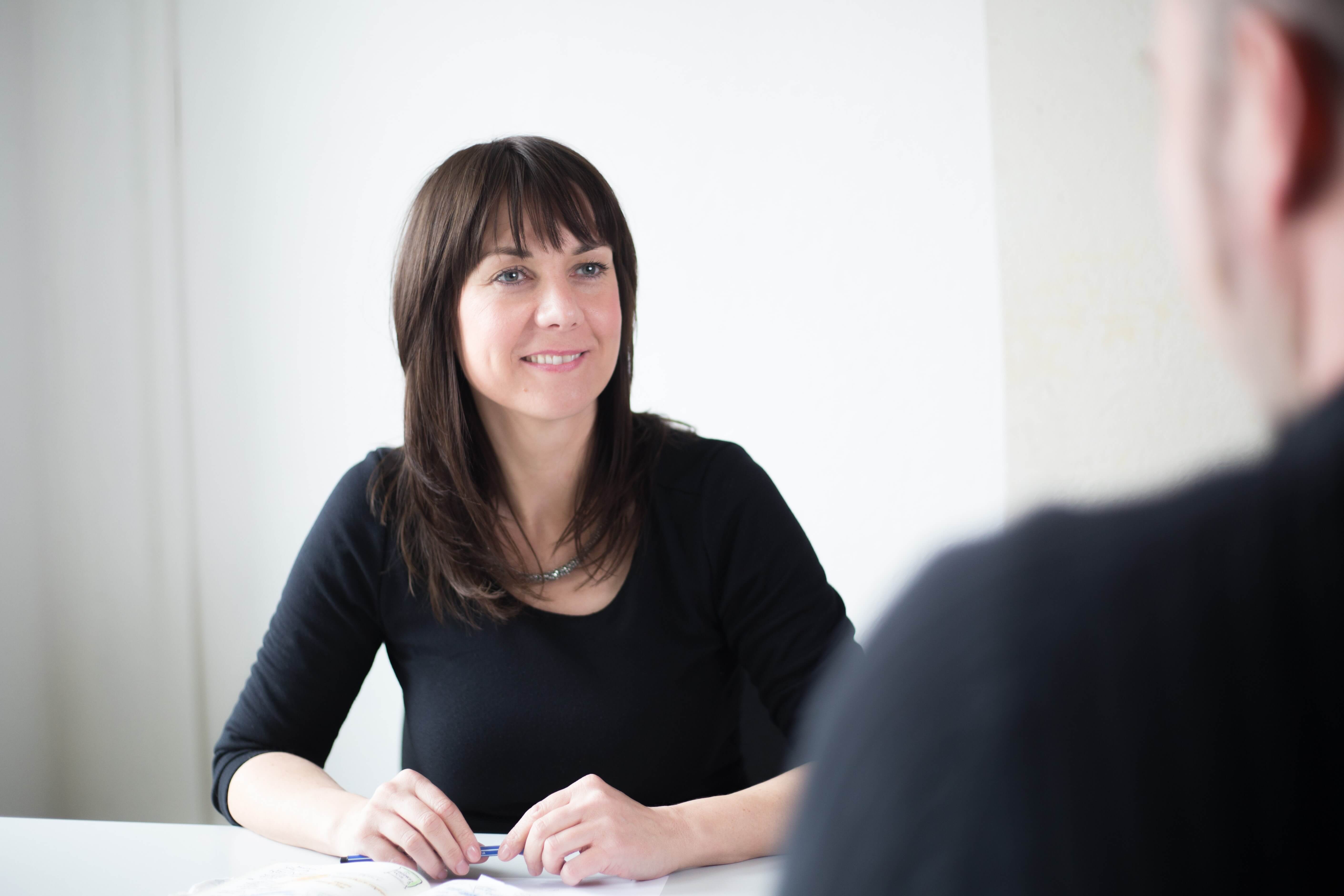 Politikcoach Katja Wolter im Gespräch mit Klienten